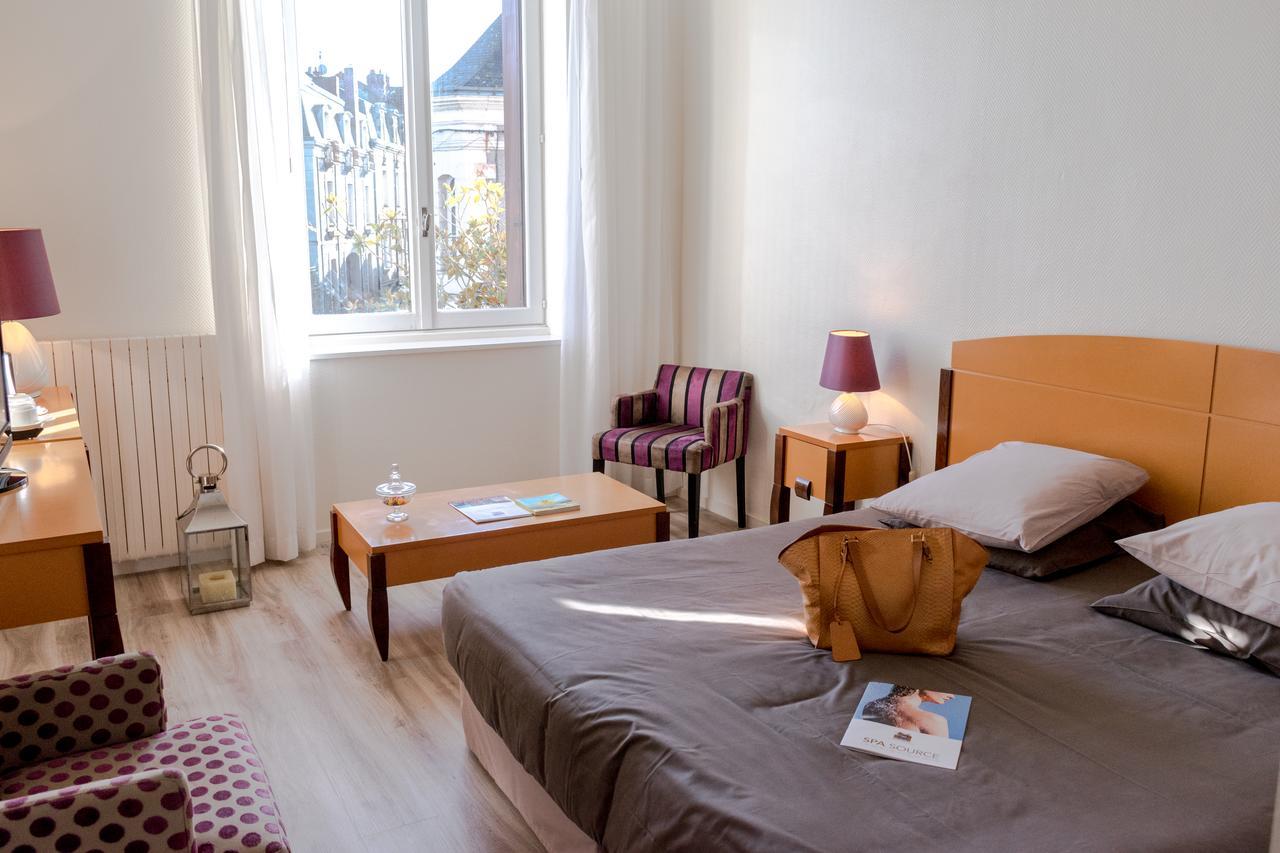 Logis Hotel Saint-Roch Pleumartin Exterior photo